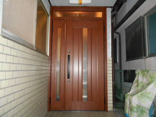 サッシセンターフジイ 名古屋西店の玄関ドアをカバー工法にて取り替えをいたしました。の施工後の写真1