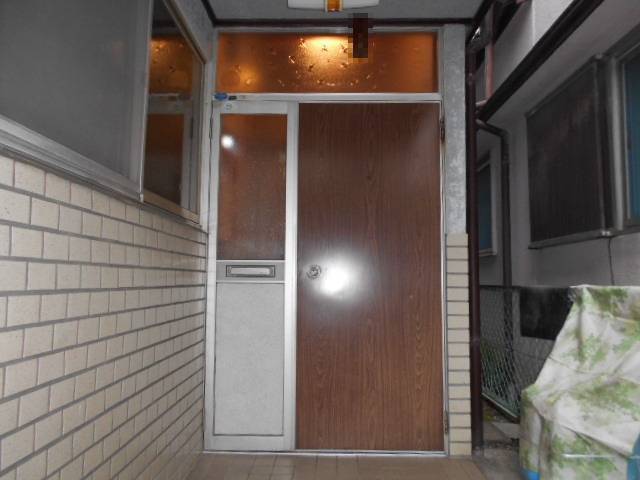 サッシセンターフジイ 名古屋西店の玄関ドアをカバー工法にて取り替えをいたしました。の施工前の写真1