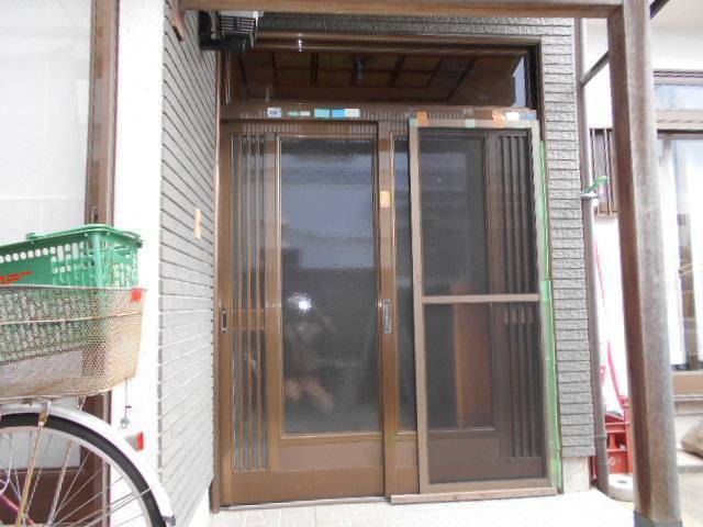 サッシセンターフジイ 名古屋西店の老朽化した玄関を新しくしましたの施工前の写真1
