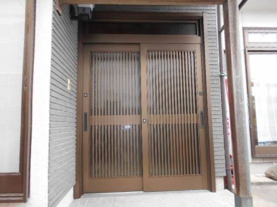 サッシセンターフジイ 名古屋西店の老朽化した玄関を新しくしました施工事例写真1