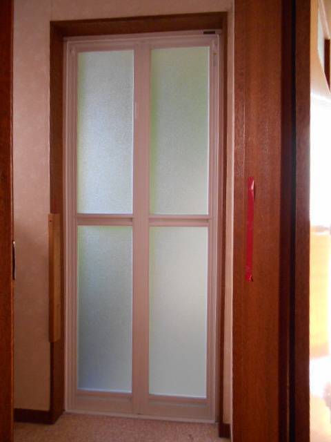 サッシセンターフジイ 名古屋西店の浴室ドアをカバー工法にて取り替えをいたしました。の施工後の写真1