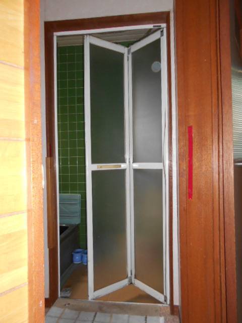 サッシセンターフジイ 名古屋西店の浴室ドアをカバー工法にて取り替えをいたしました。の施工前の写真1