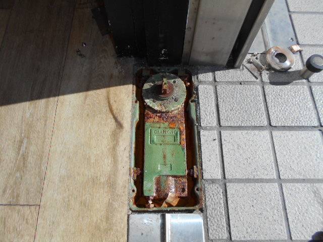 サッシセンターフジイ 名古屋西店のドアのメンテナンスを行ないました！の施工前の写真1