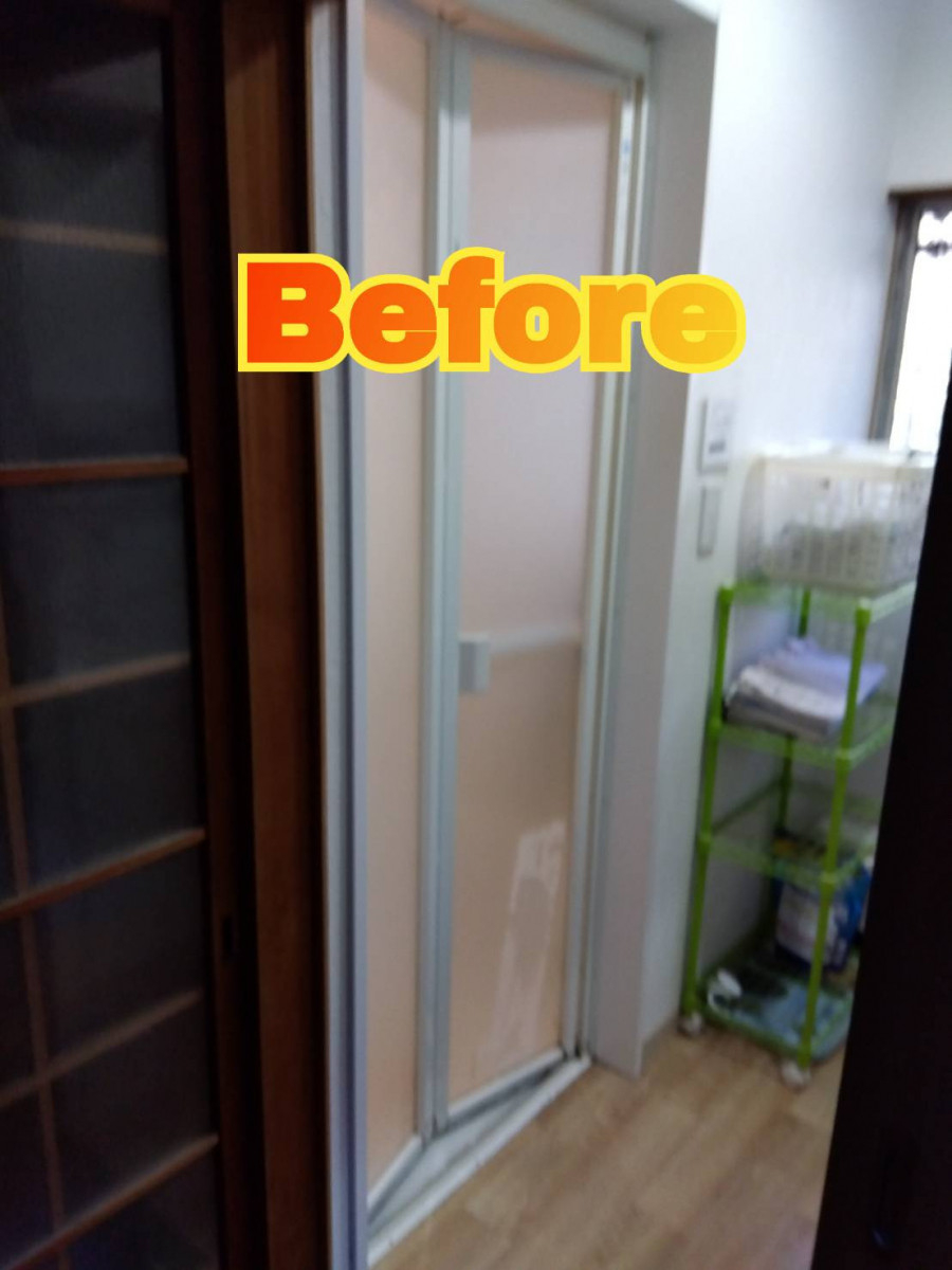 サッシセンターフジイ 名古屋西店の浴室中折れドアパネルの交換の施工前の写真1