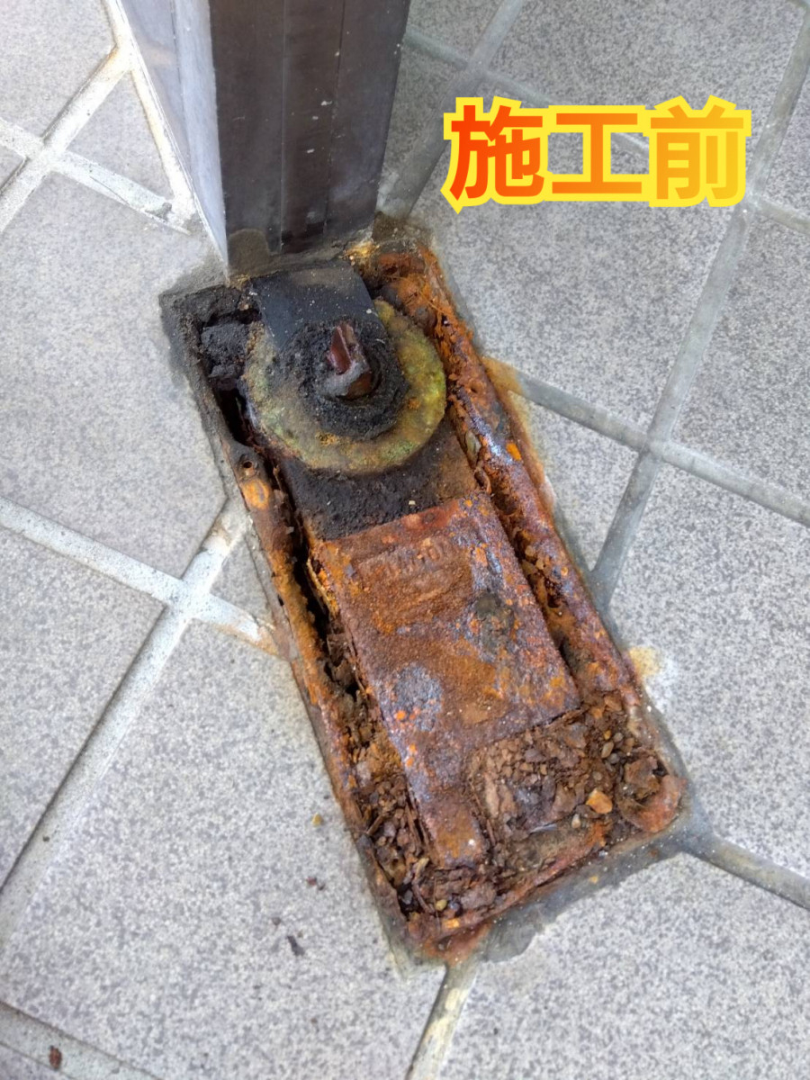 サッシセンターフジイ 名古屋西店のフロアヒンジ取替工事の施工前の写真1