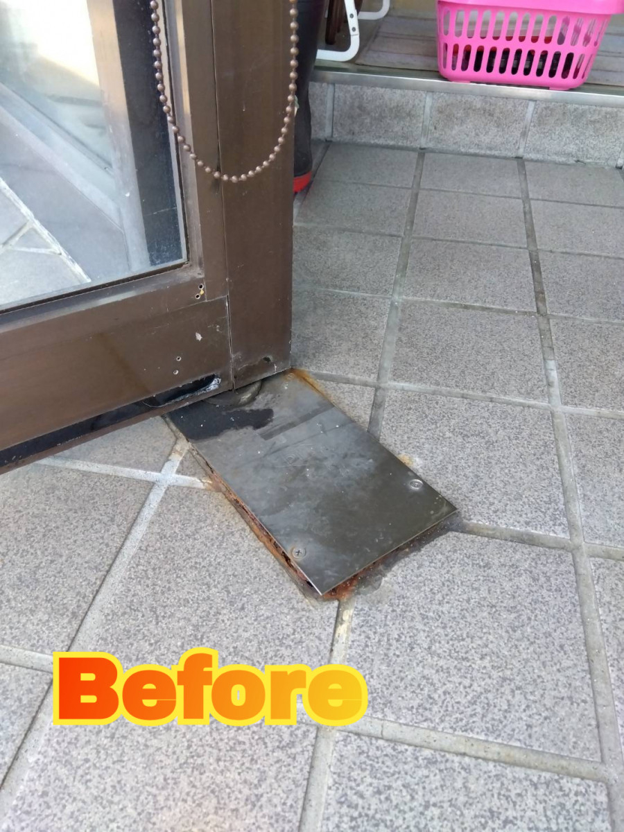 サッシセンターフジイ 名古屋西店のフロアヒンジ取替工事の施工前の写真2