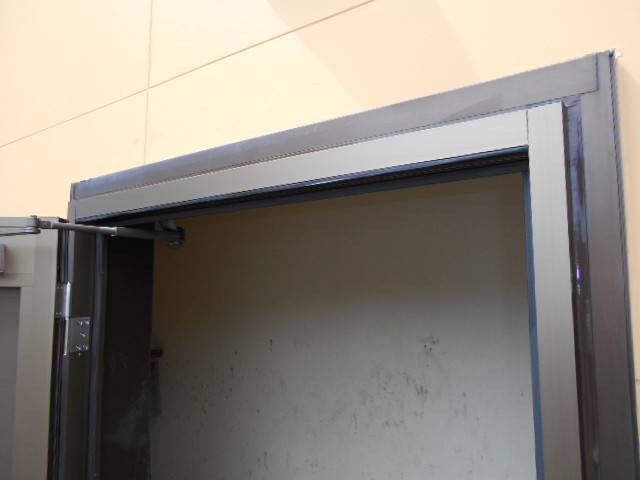 サッシセンターフジイ 名古屋西店のアルミ框ドアの交換[ゴミ庫]の施工後の写真1