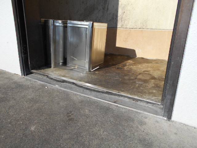 サッシセンターフジイ 名古屋西店のアルミ框ドアの交換[ゴミ庫]の施工前の写真3