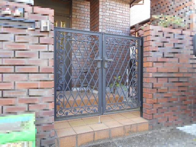 サッシセンターフジイ 名古屋西店の開き門扉の取替工事の施工前の写真1