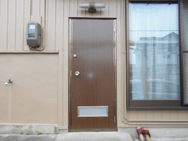 サッシセンターフジイ 名古屋西店のカバー工法にて、勝手口ドアを一新いたしました。の施工後の写真1