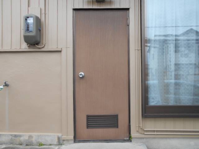 サッシセンターフジイ 名古屋西店のカバー工法にて、勝手口ドアを一新いたしました。の施工前の写真1