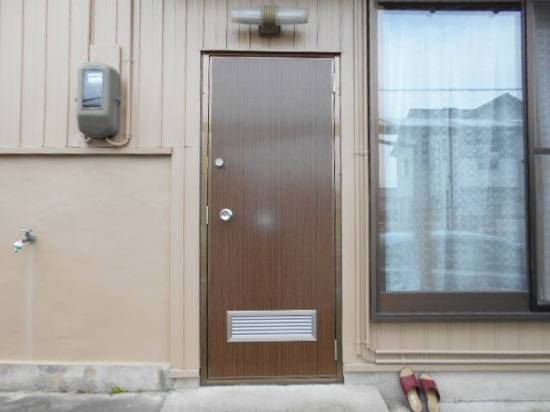 サッシセンターフジイ 名古屋西店のカバー工法にて、勝手口ドアを一新いたしました。施工事例写真1