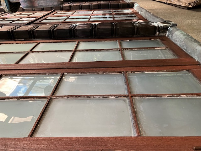 【新宿区】国登録有形文化財のガラス修理(パテ作業) アジアビルドのブログ 写真1