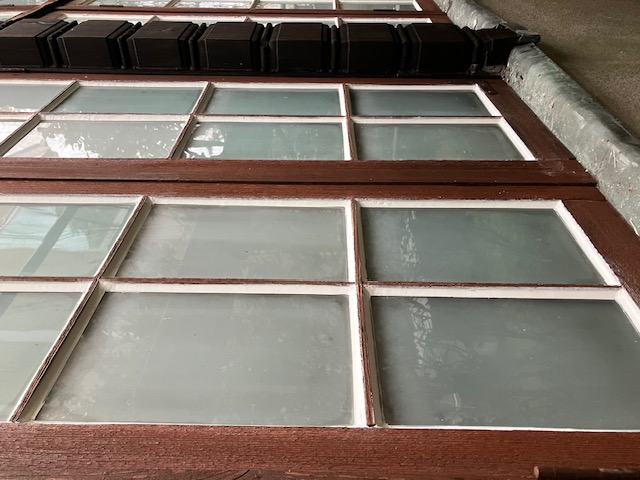 【新宿区】国登録有形文化財のガラス修理(パテ作業) アジアビルドのブログ 写真2