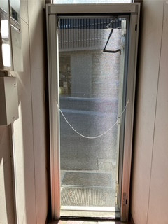 アジアビルドの【千代田区】横引き収納　ロール　網戸取付工事　ロールフリーⅢの施工後の写真1