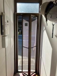 アジアビルドの【千代田区】横引き収納　ロール　網戸取付工事　ロールフリーⅢの施工前の写真1