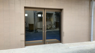 アジアビルドの【川崎市】店舗入り口扉本体のみ取替の施工後の写真1