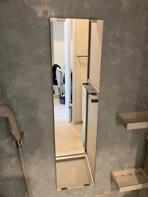 アジアビルドの【新宿区】浴室　鏡取替工事の施工後の写真1