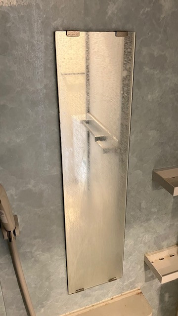 アジアビルドの【新宿区】浴室　鏡取替工事の施工前の写真1