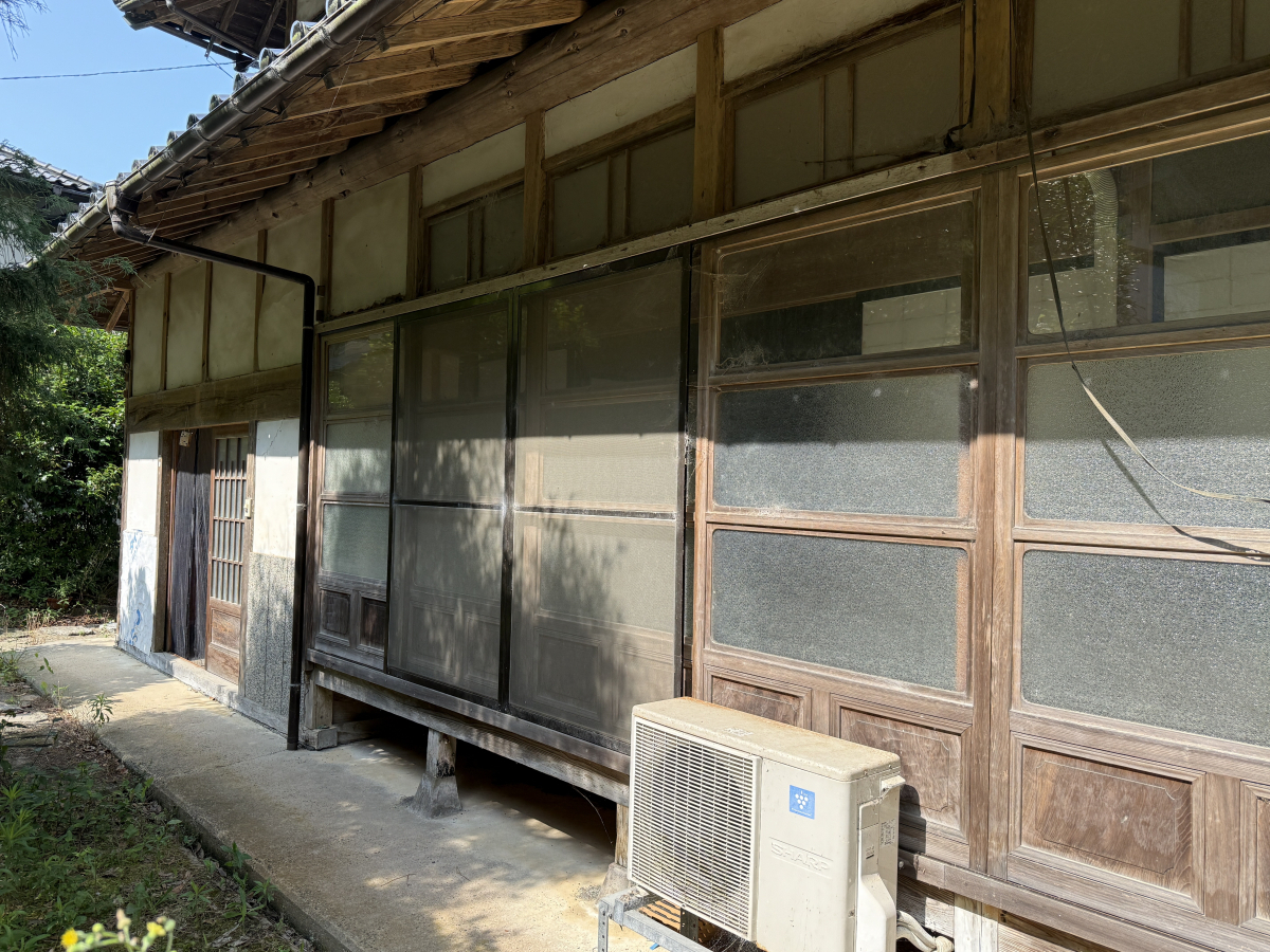 鳥飼トーヨー住器の縁側の窓交換でサッシの動き不良を解消！の施工前の写真1