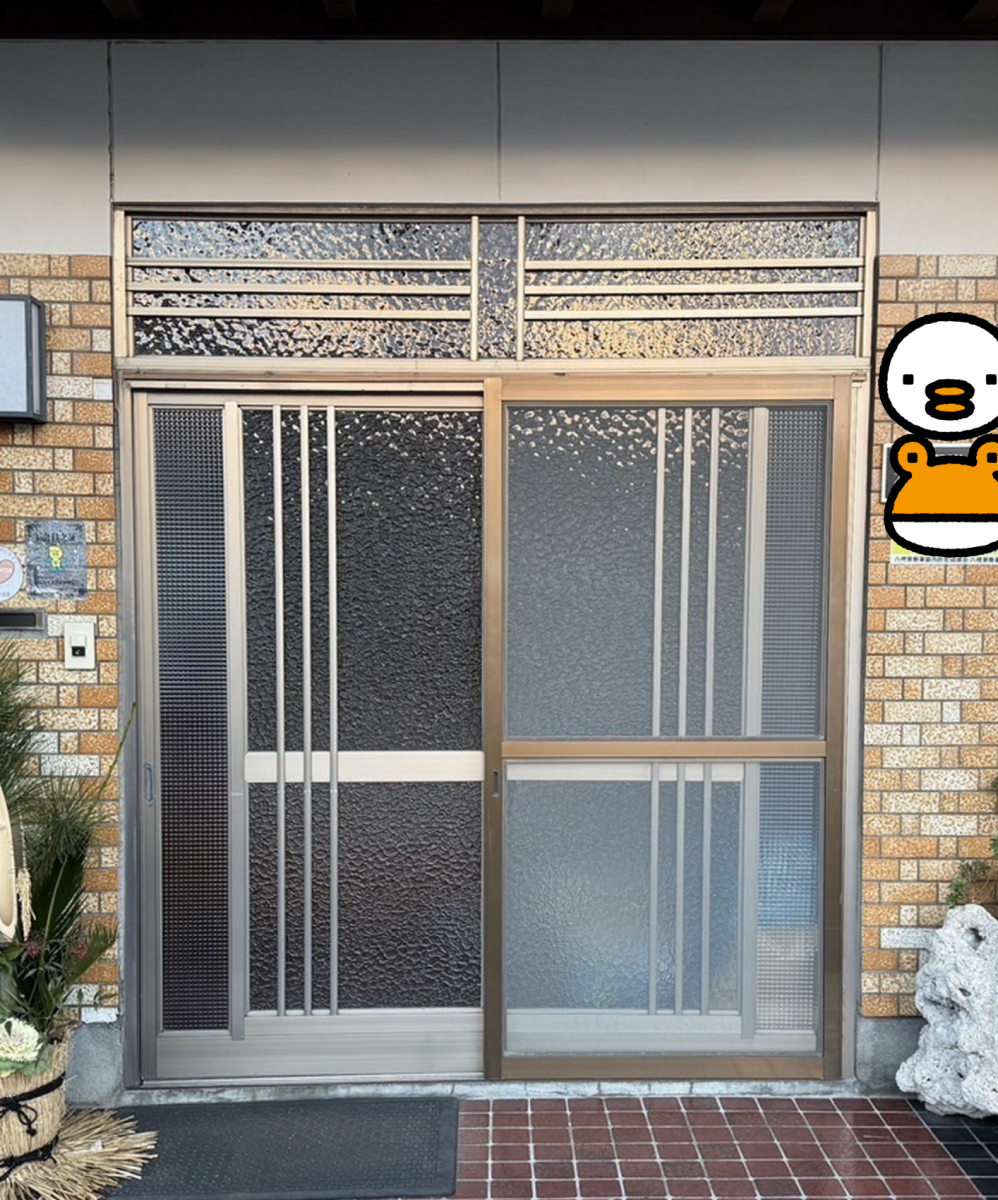 鳥飼トーヨー住器の玄関の歪みを解消！LIXILリシェント玄関引戸で快適にの施工前の写真1