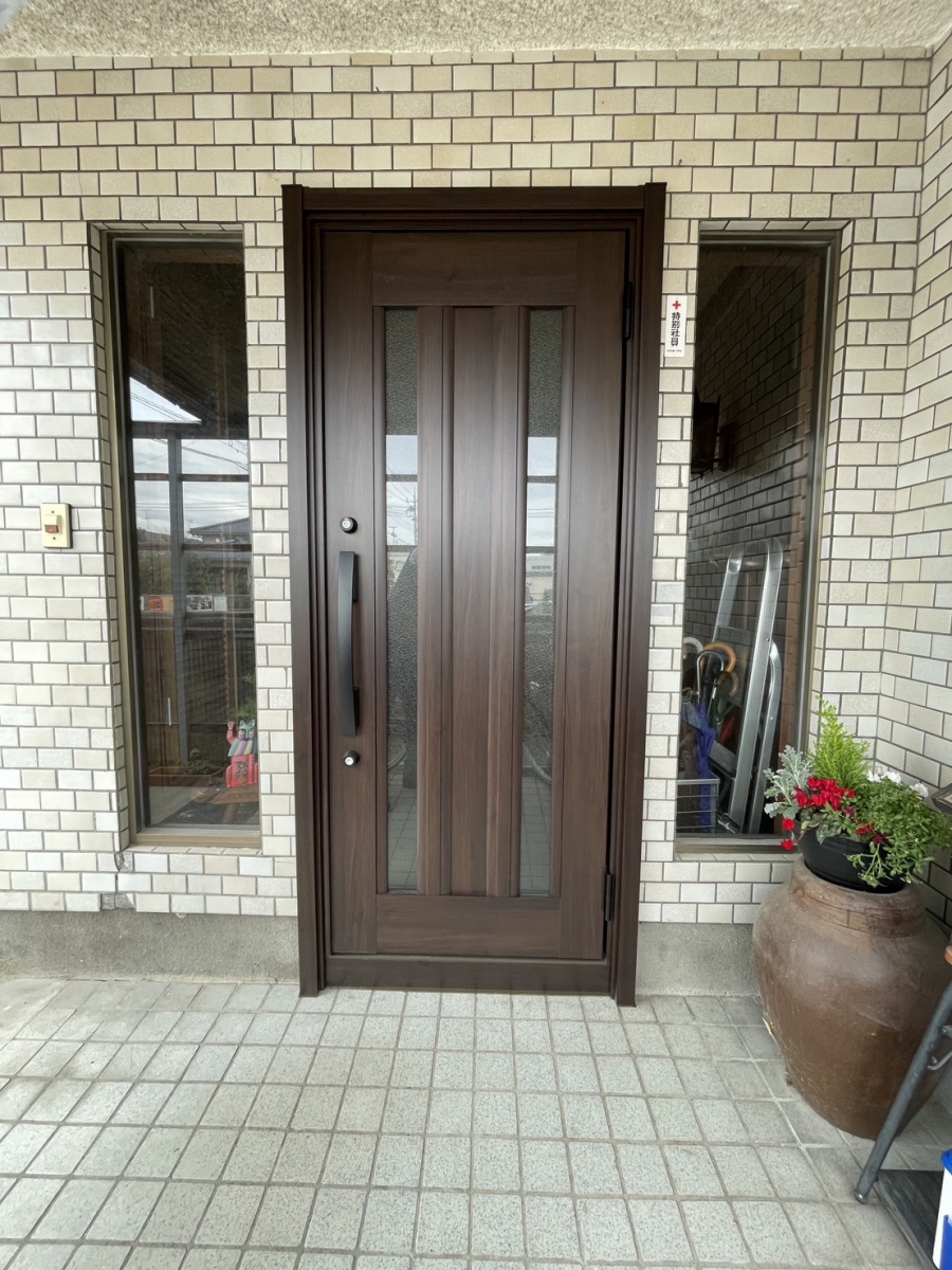 鳥飼トーヨー住器の断熱性とデザイン性を両立した「リシェント玄関ドア」で快適な玄関への施工後の写真1