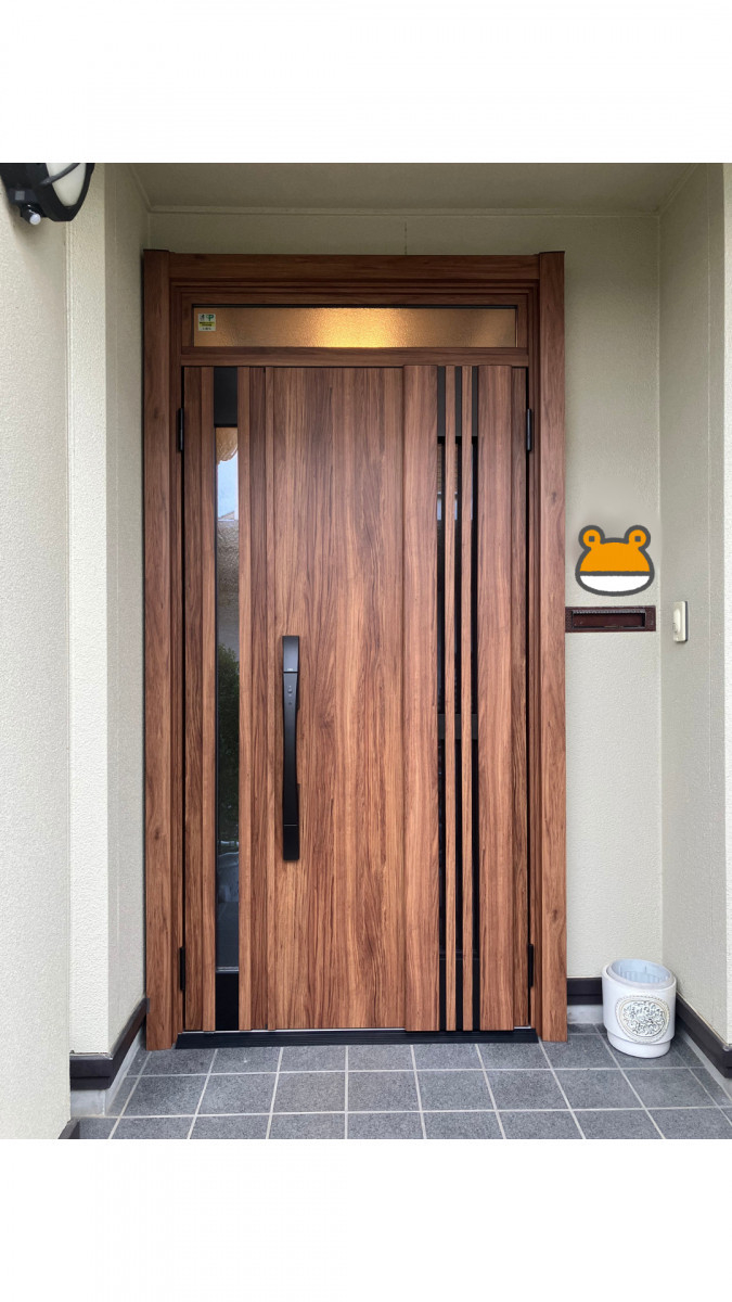 鳥飼トーヨー住器の【倉吉市】玄関ドアを1日で刷新🚪✨リシェントで快適性向上の施工後の写真1