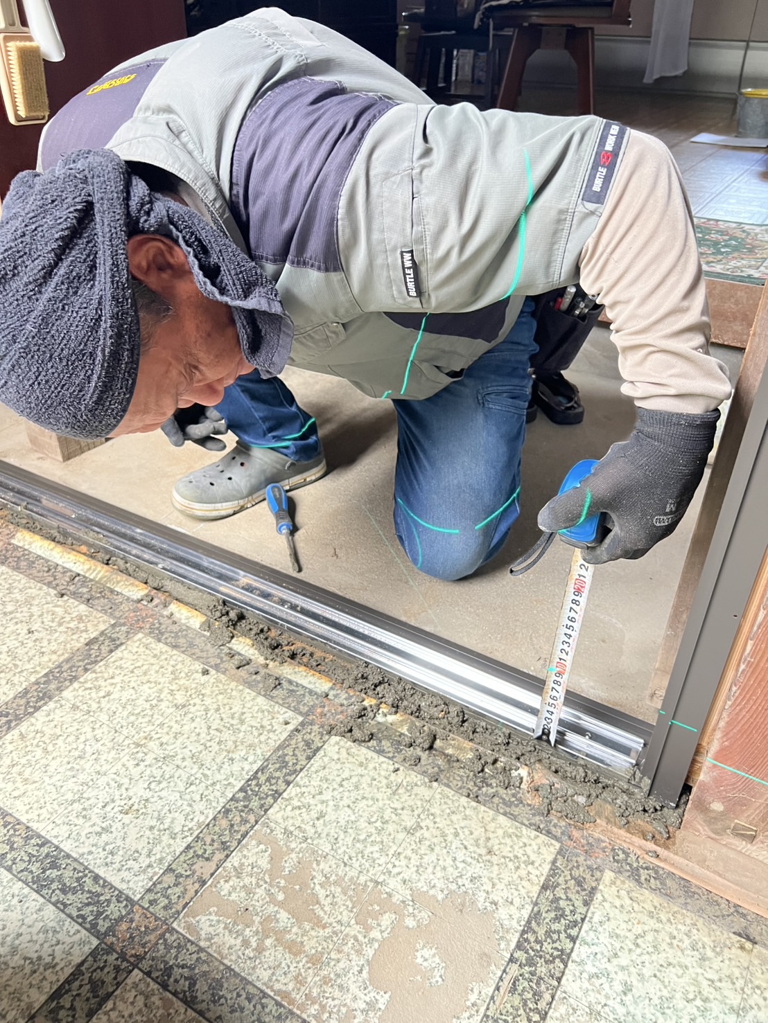 枠を取り付ける前にしっかり確認をします✨ フジタトーヨー住器のブログ 写真1