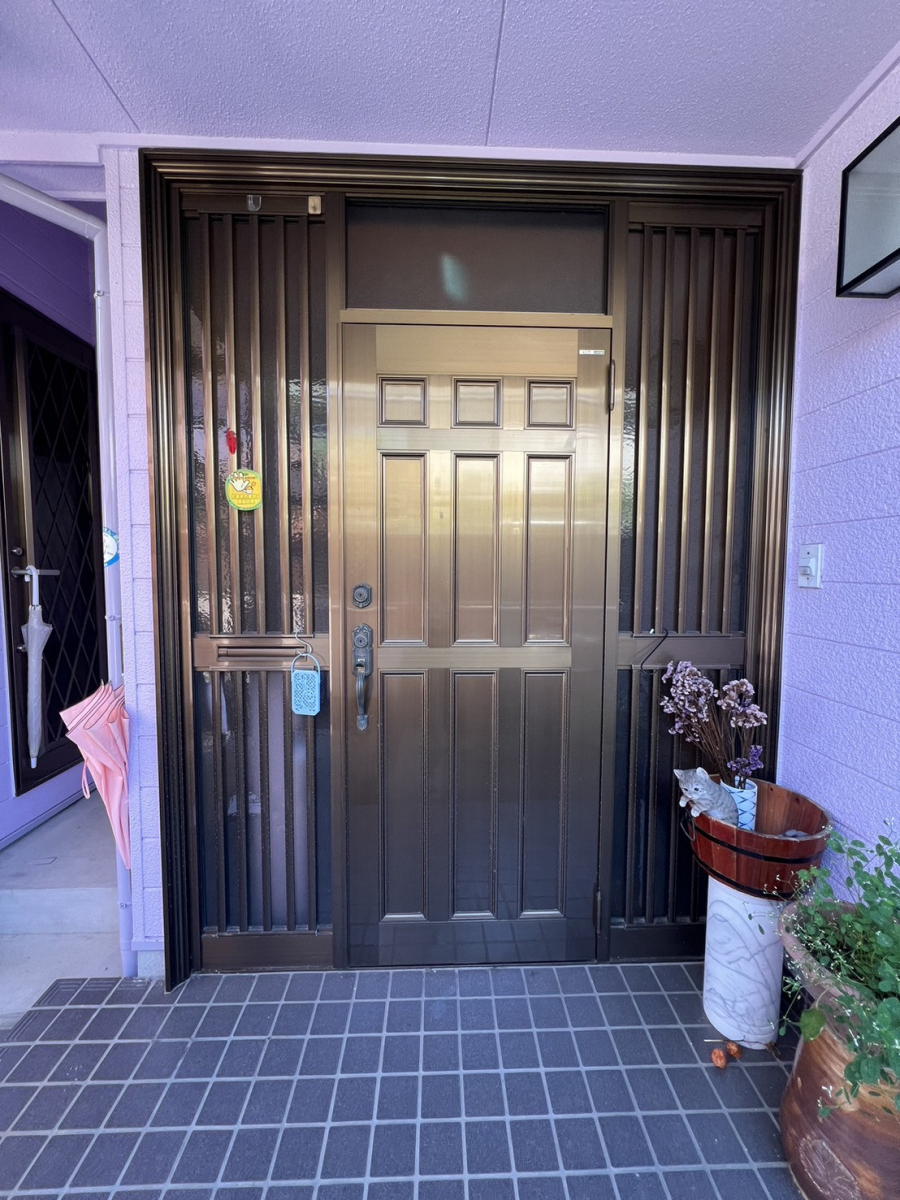 フジタトーヨー住器の玄関に網戸を付けたいとご相談をいただきました。の施工前の写真1