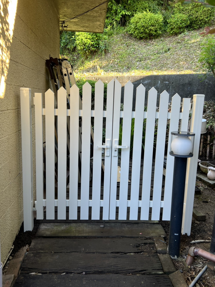 フジタトーヨー住器の木製の門扉から丈夫な門扉に変えたいとご相談をいただきました。の施工後の写真1