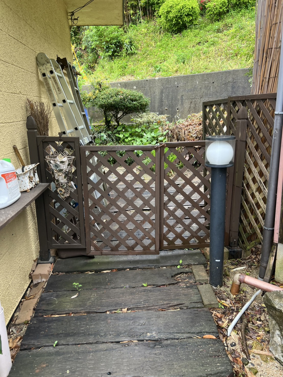 フジタトーヨー住器の木製の門扉から丈夫な門扉に変えたいとご相談をいただきました。の施工前の写真1