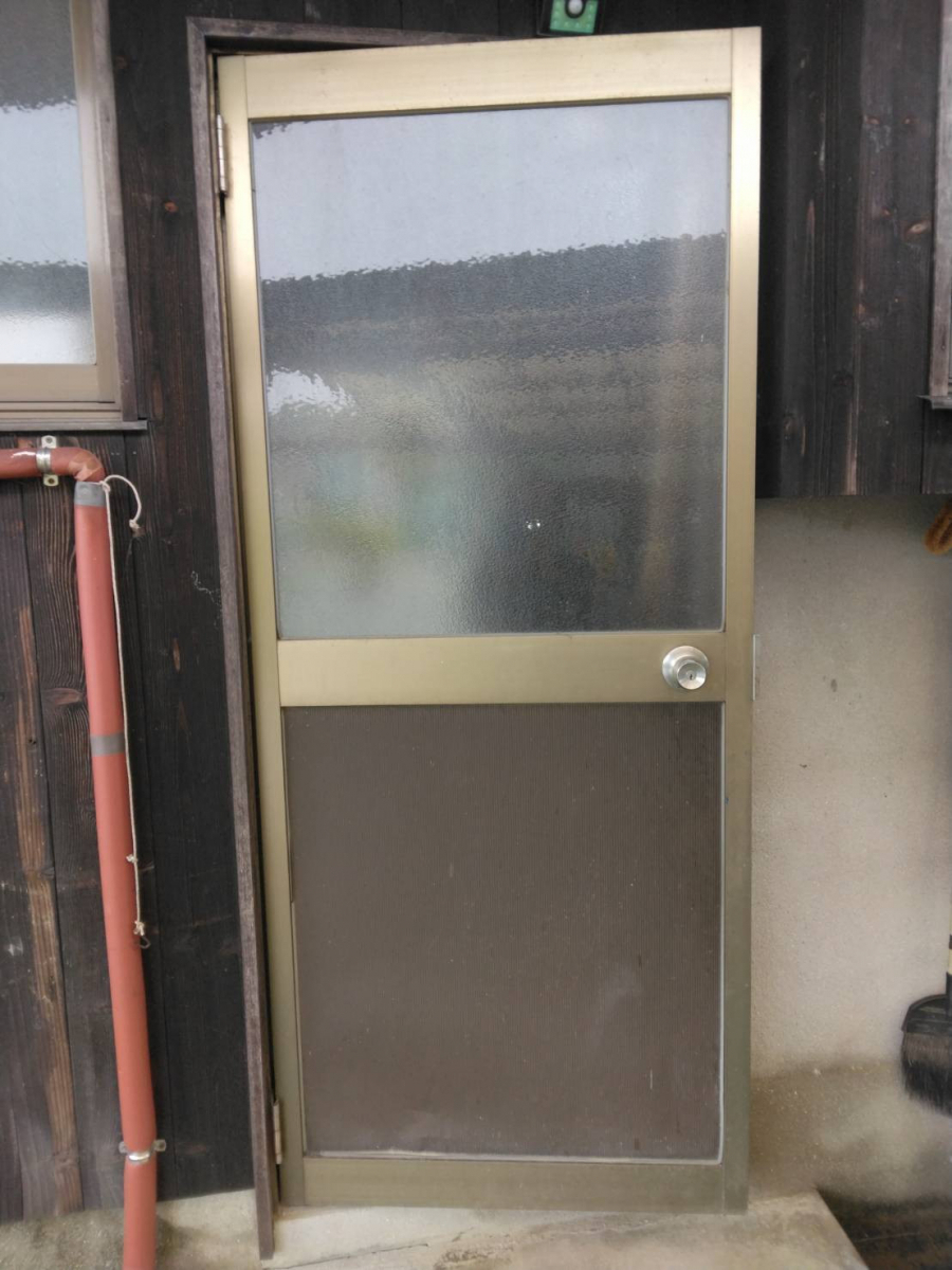 フジタトーヨー住器の勝手口ドアを直したいとご相談をいただきました。の施工前の写真1