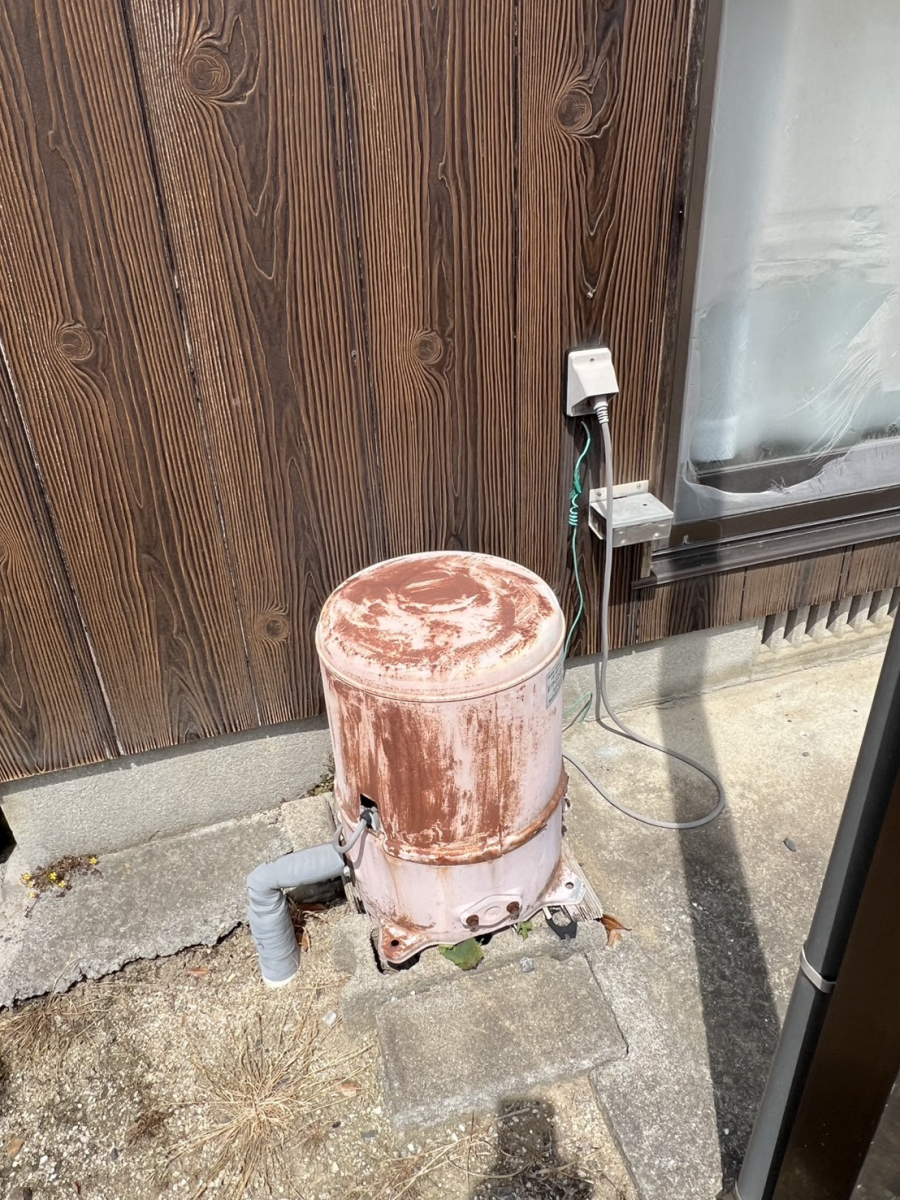 フジタトーヨー住器の台風対策で雨戸を付けたいとご相談をいただきました。の施工前の写真2