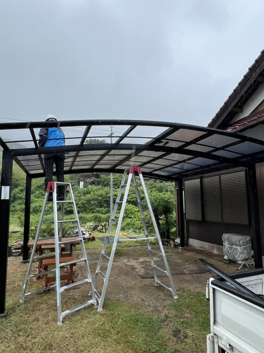 フジタトーヨー住器のカーポト屋根のポリカの張替についてご相談をいただきました。の施工前の写真2