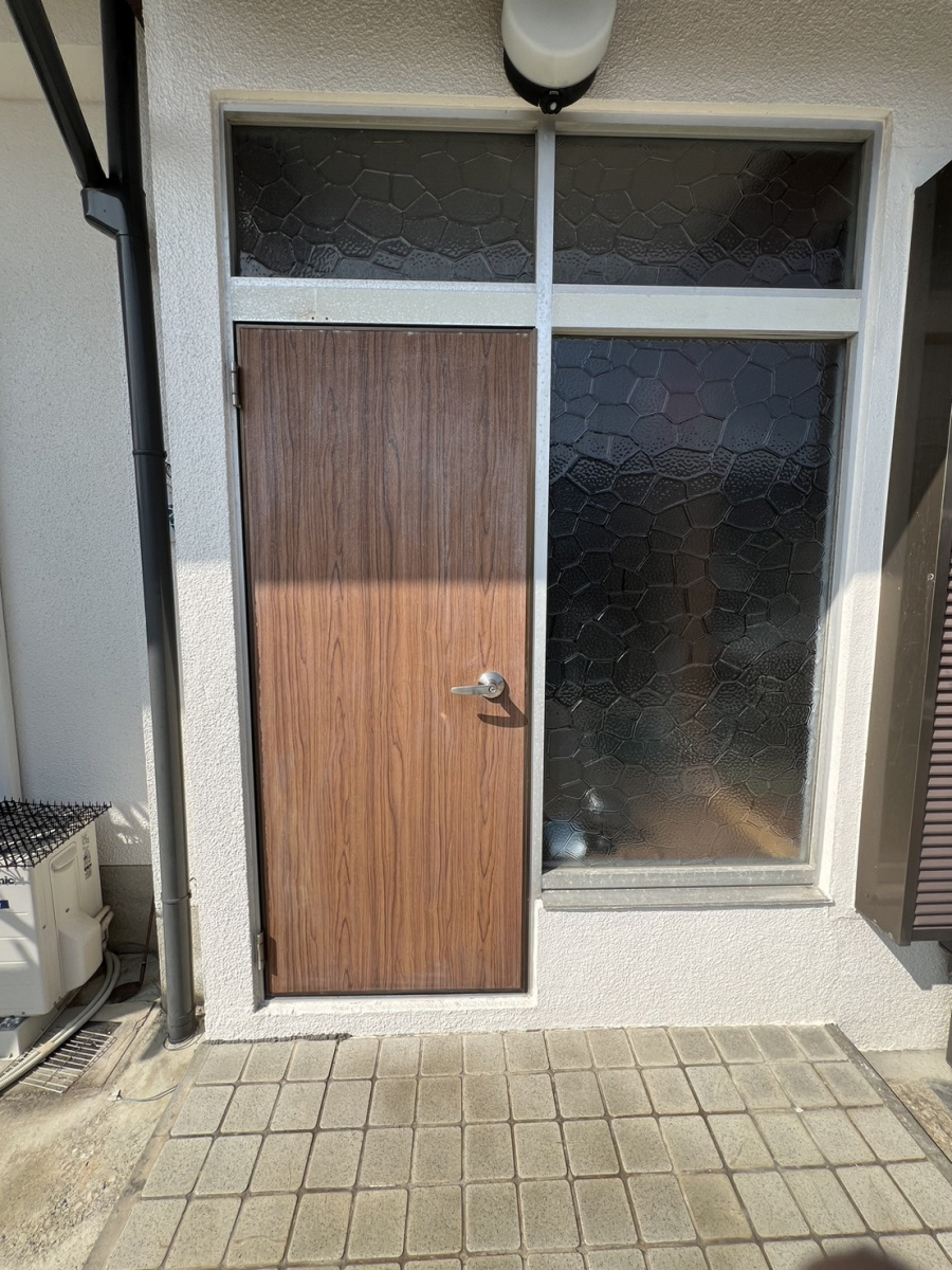 フジタトーヨー住器の勝手口を快適に使えるようにしたいとご相談をいただきました。の施工前の写真1