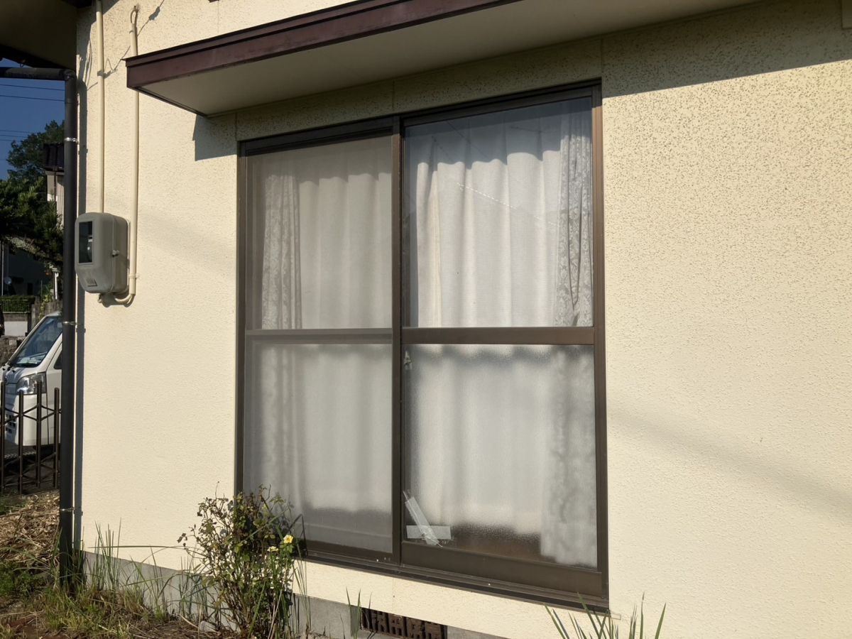 フジタトーヨー住器のガラスが割れたので、直してほしいとご依頼をいただきました。の施工前の写真1