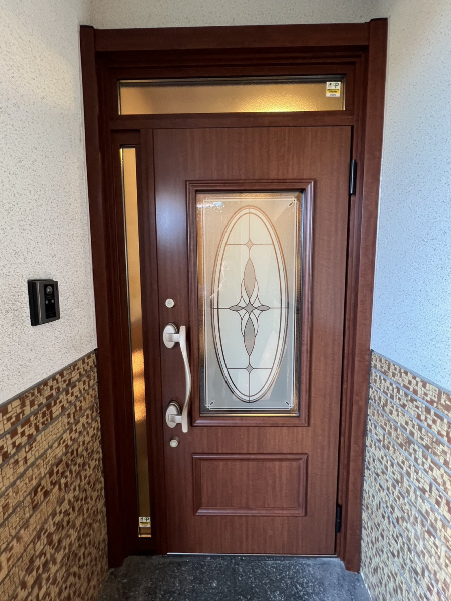 フジタトーヨー住器の玄関を断熱してオシャレにしたいとご相談をいただきました！の施工後の写真1