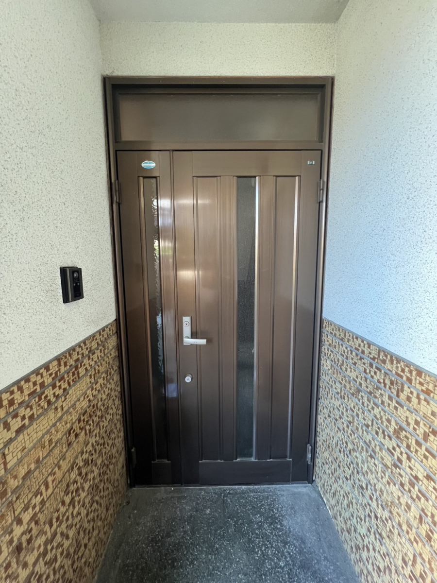 フジタトーヨー住器の玄関を断熱してオシャレにしたいとご相談をいただきました！の施工前の写真1