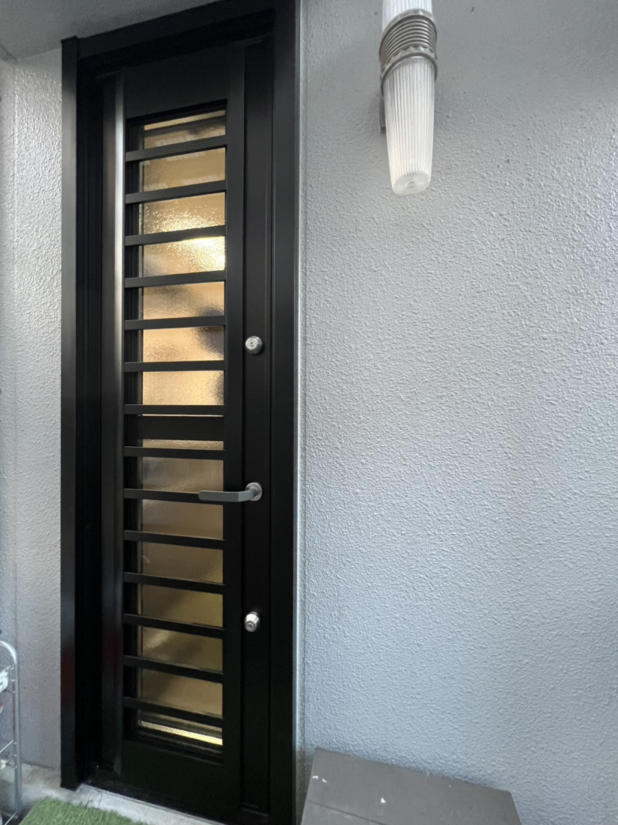 フジタトーヨー住器の勝手口の断熱をしたいとご相談をいただきました。の施工後の写真1