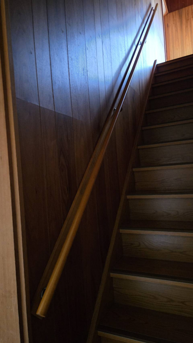 フジタトーヨー住器の階段に手すりを付けてほしいとご相談をいただきました！の施工後の写真1