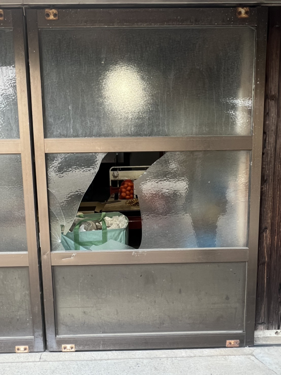 フジタトーヨー住器の倉庫のガラスが割れたので、交換してほしいとご相談をいただきました。の施工前の写真1