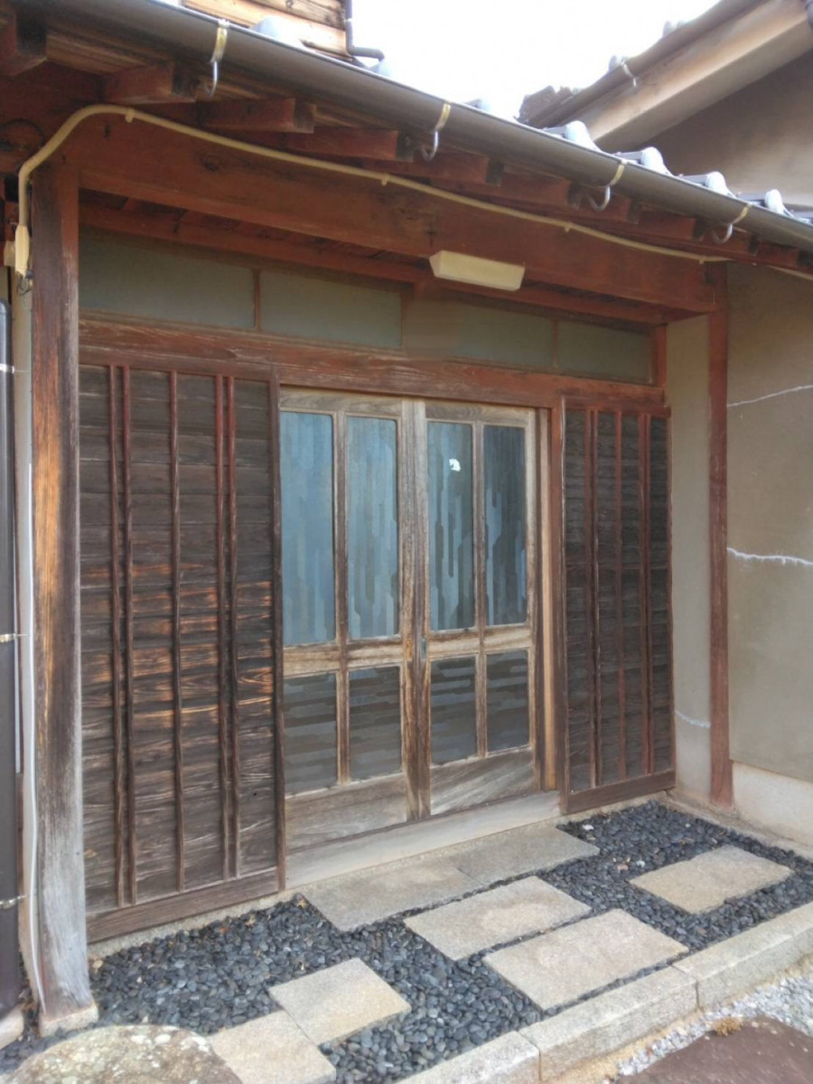 フジタトーヨー住器の木製玄関からアルミ玄関に交換したいとご相談をいただきました。の施工前の写真1