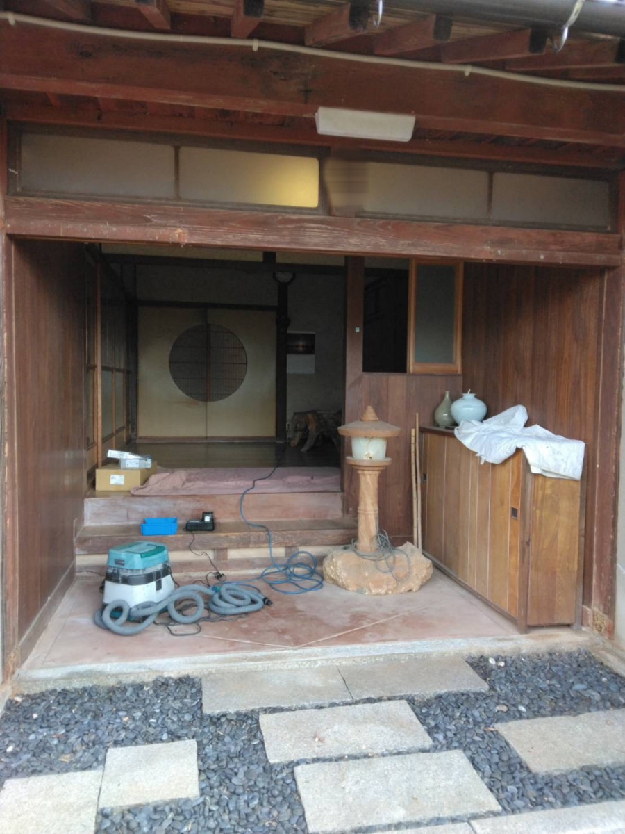 フジタトーヨー住器の木製玄関からアルミ玄関に交換したいとご相談をいただきました。の施工前の写真2