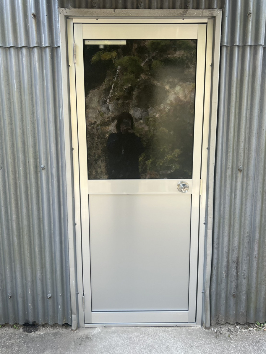 フジタトーヨー住器のガラスが割れてしまったので、ガラス入替かドアの交換をしようか・・とご相談をいただきました。の施工後の写真1