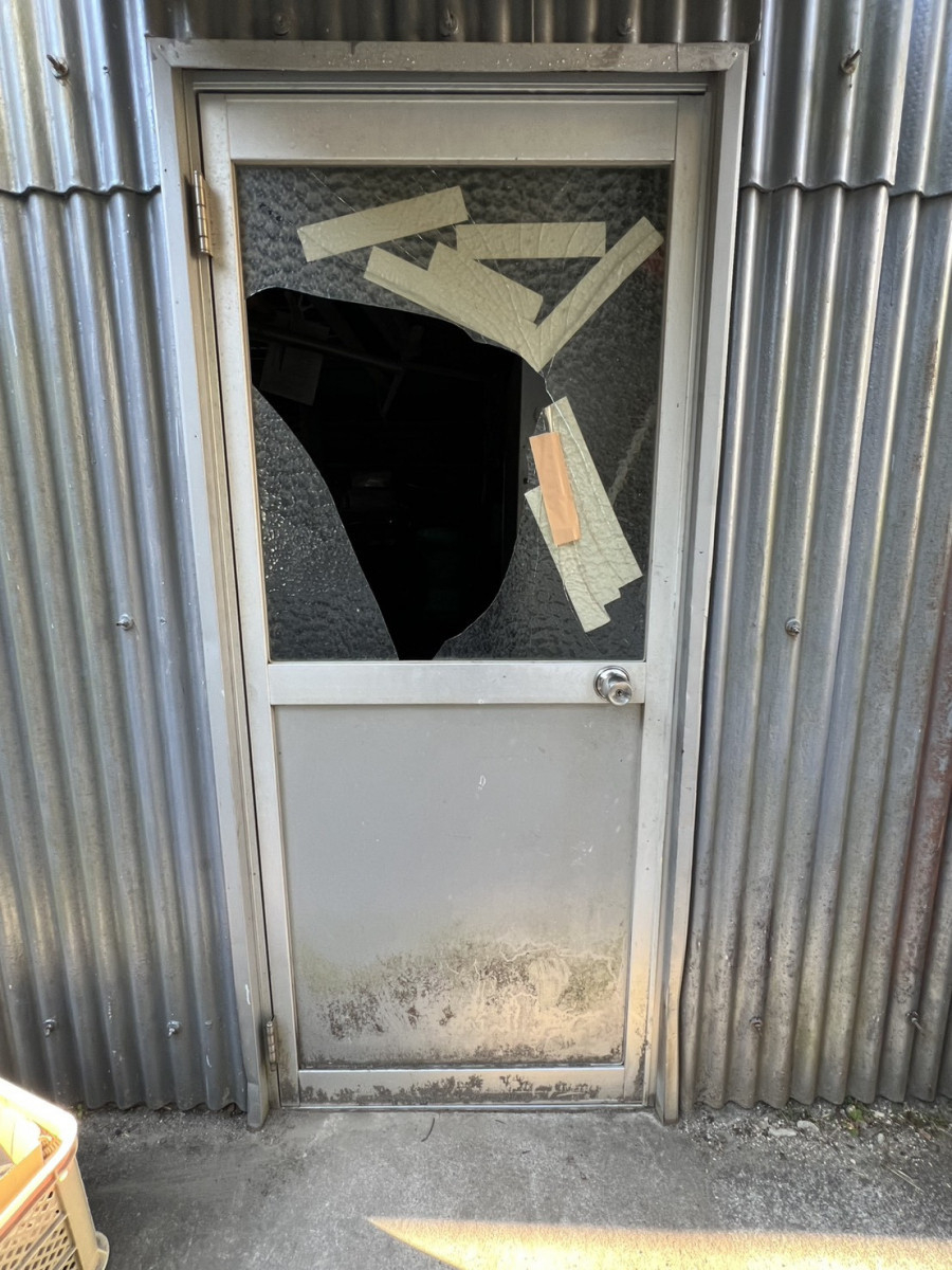 フジタトーヨー住器のガラスが割れてしまったので、ガラス入替かドアの交換をしようか・・とご相談をいただきました。の施工前の写真1