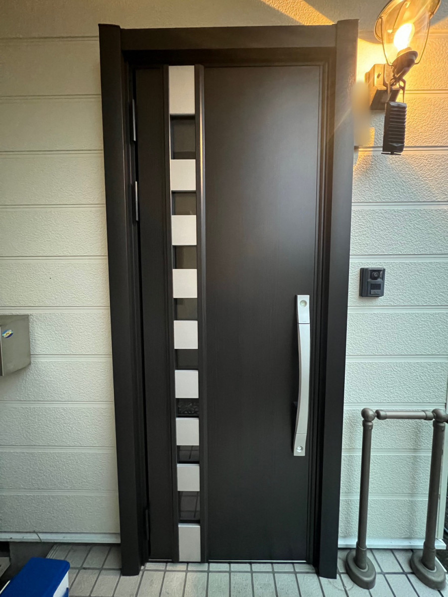 フジタトーヨー住器の内窓工事と一緒に玄関も断熱したいとご相談いただきました。の施工後の写真1