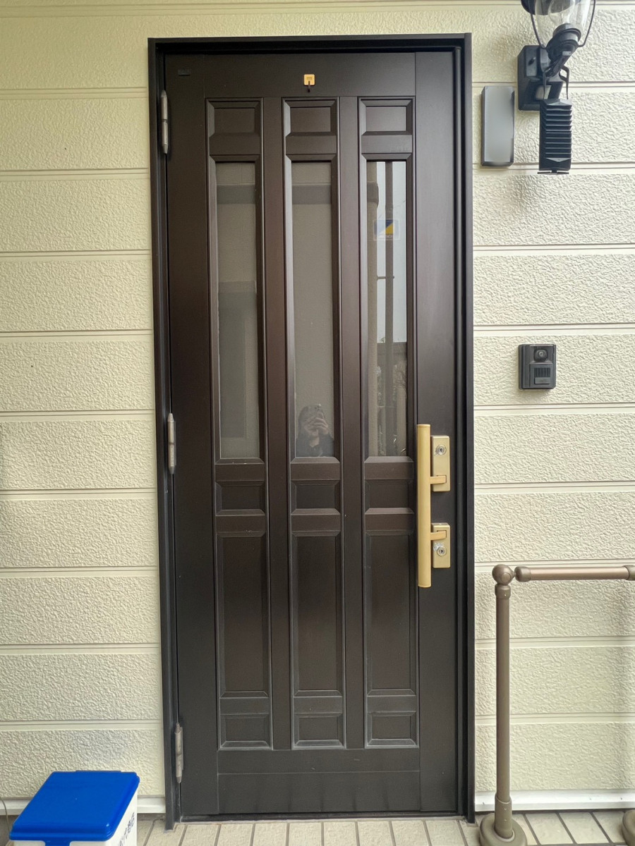 フジタトーヨー住器の内窓工事と一緒に玄関も断熱したいとご相談いただきました。の施工前の写真1