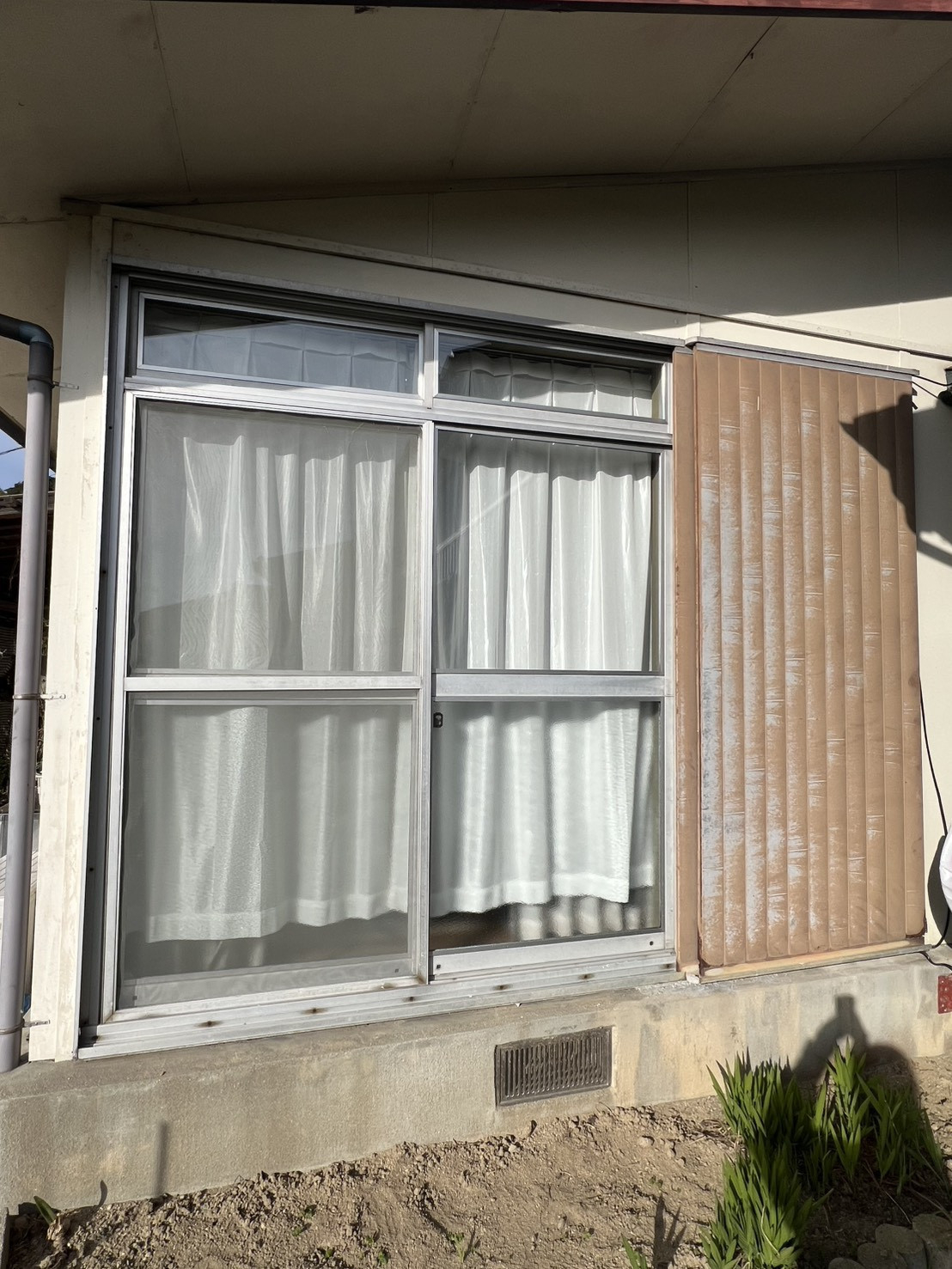 フジタトーヨー住器の窓の開閉が出来ないので、直してほしいとご相談をいただきました。の施工前の写真1