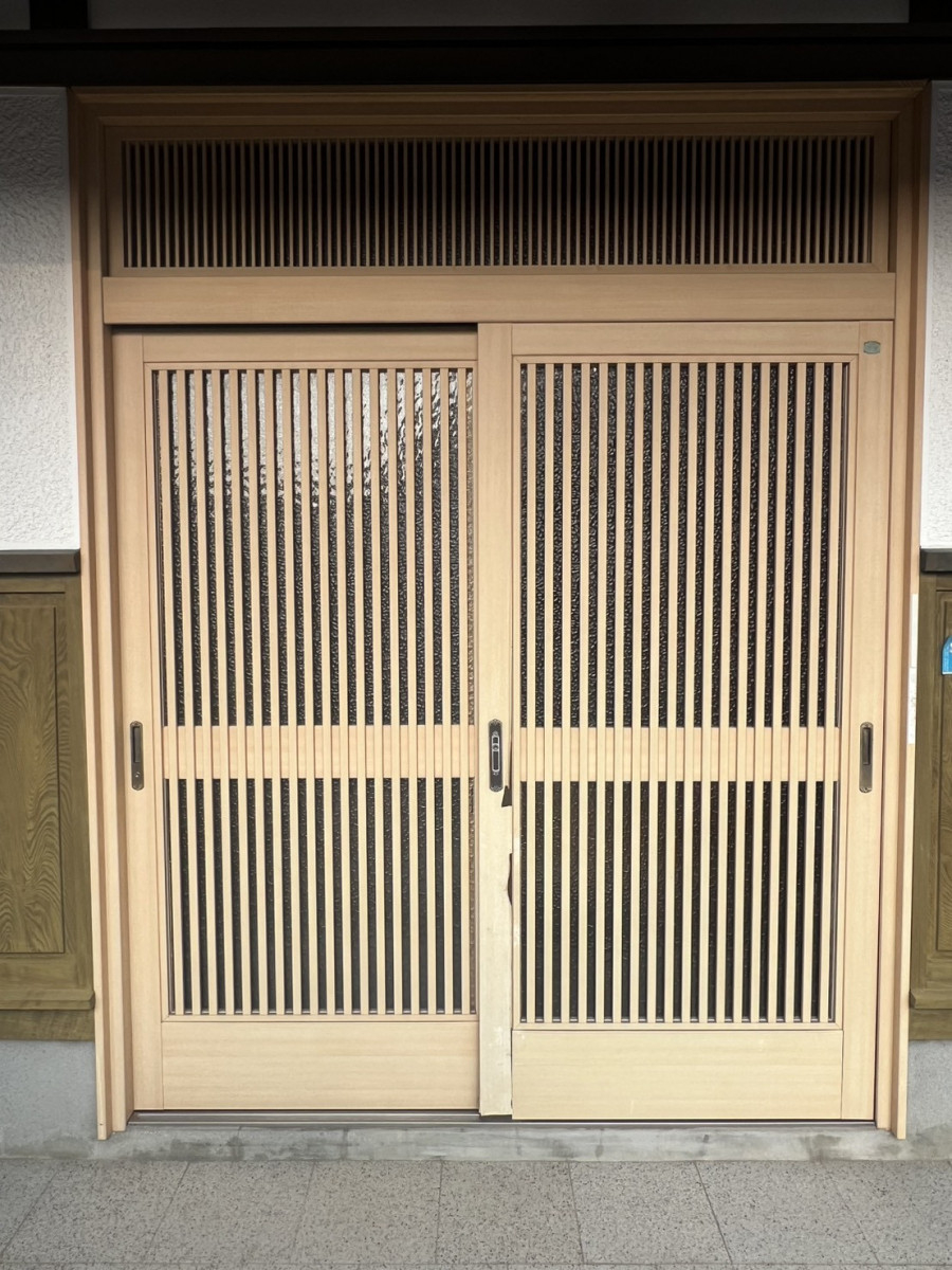 フジタトーヨー住器の劣化した玄関引戸を直したいとご相談をいただきました。の施工前の写真1