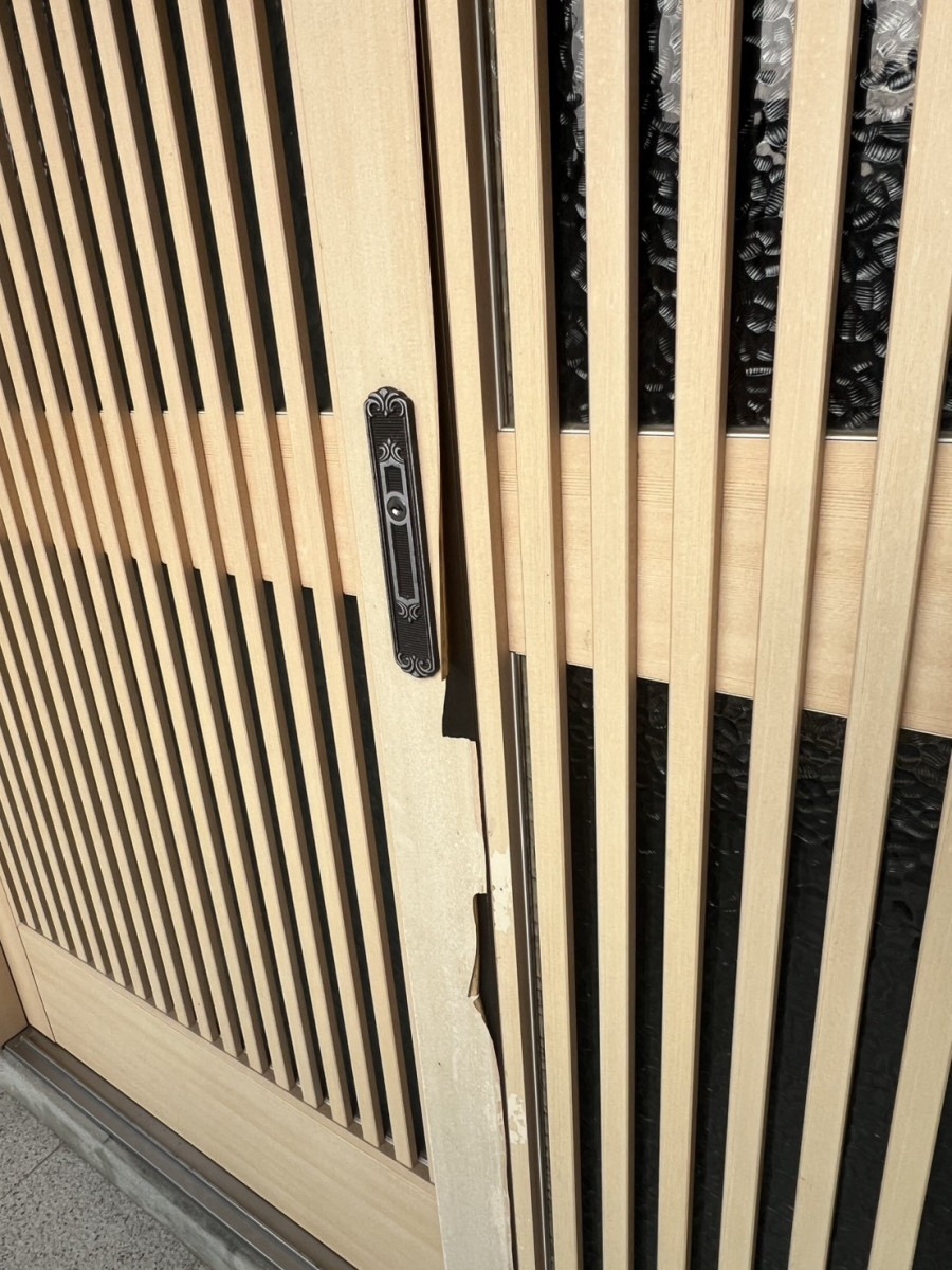 フジタトーヨー住器の劣化した玄関引戸を直したいとご相談をいただきました。の施工前の写真2